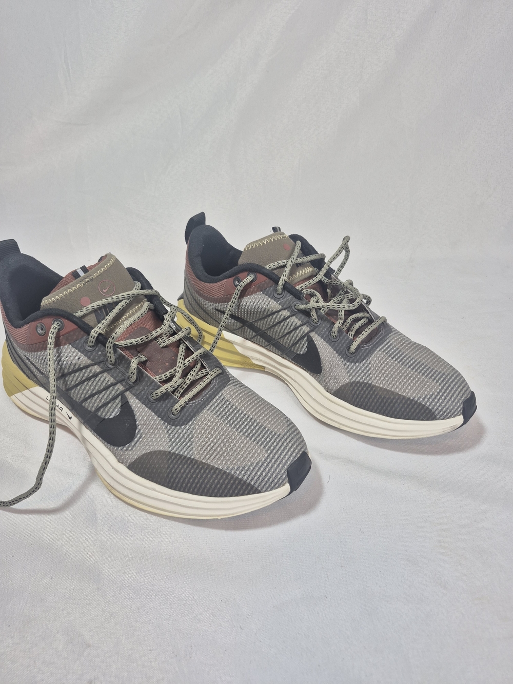 Nike Men Lunar Roam SE ’s Gray, Olive & Yellow Sneakers